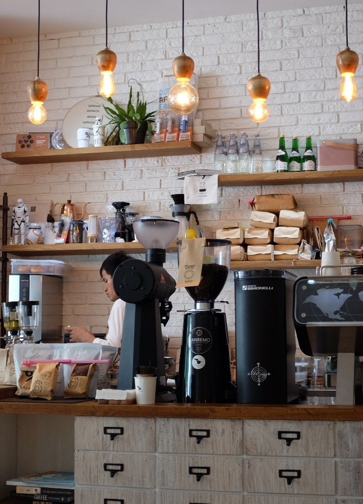 コーヒーショップの店内の画像