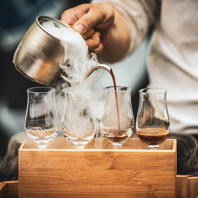 コーヒーをグラスに注ぐ画像